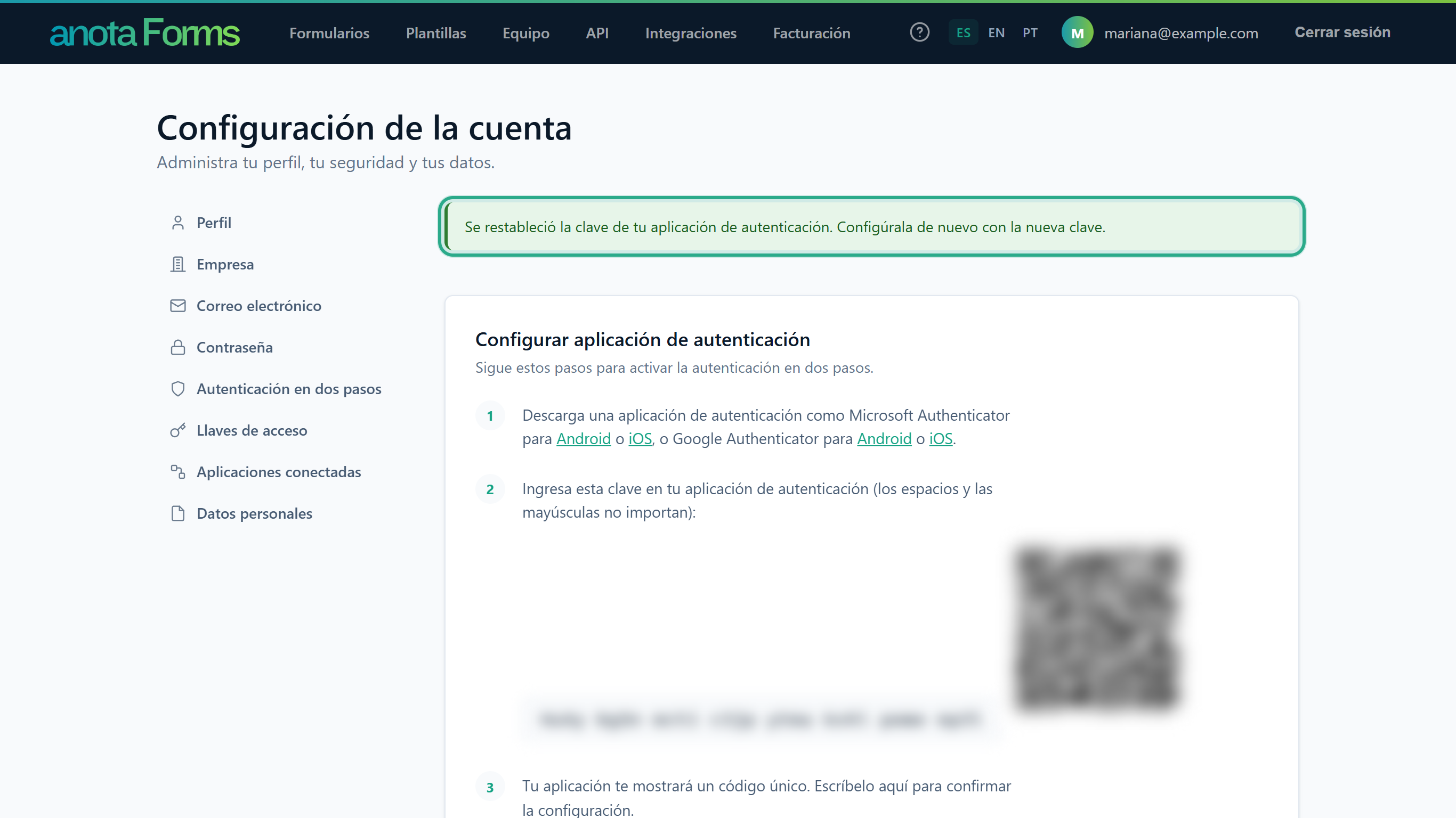 El mensaje Se restableció la clave de tu aplicación de autenticación. Configúrala de nuevo con la nueva clave. resaltado, sobre Configurar aplicación de autenticación con una clave y un código QR nuevos (los dos difuminados)