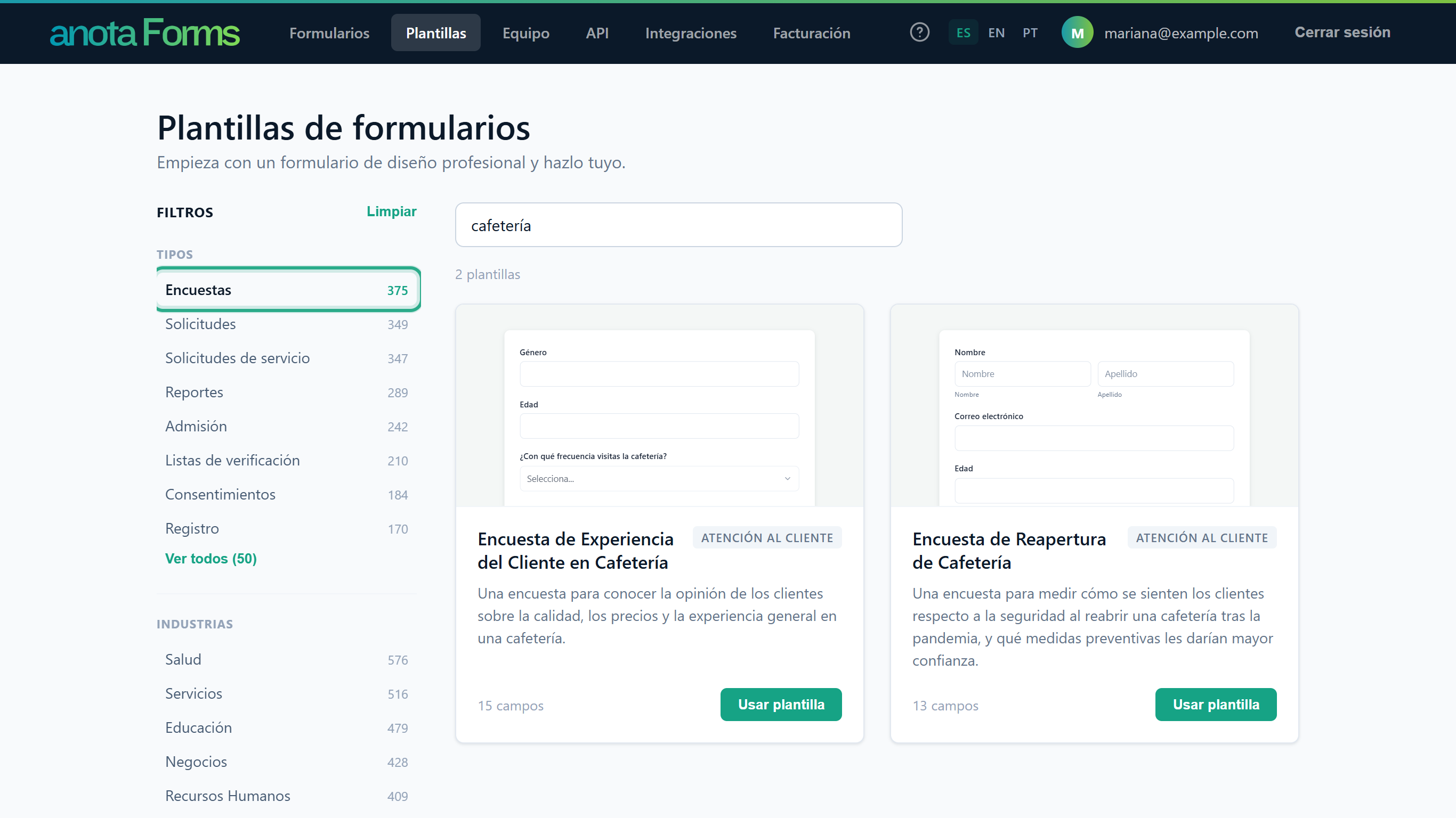 El valor Encuestas de Tipos resaltado, y la lista reducida a 2 plantillas: Encuesta de Experiencia del Cliente en Cafetería y Encuesta de Reapertura de Cafetería