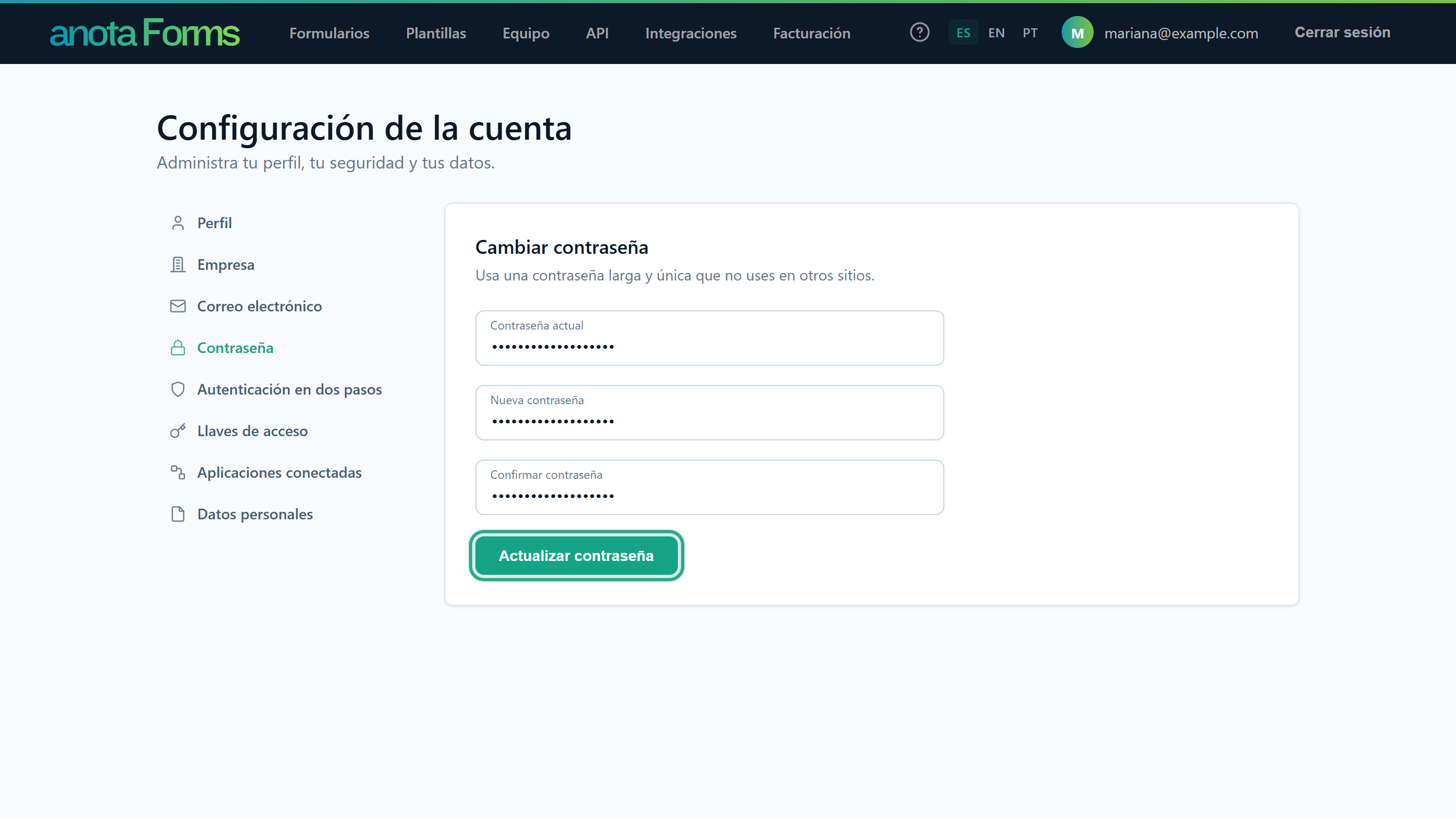 La tarjeta Cambiar contraseña con los tres cuadros llenos (ocultos) y el botón Actualizar contraseña resaltado