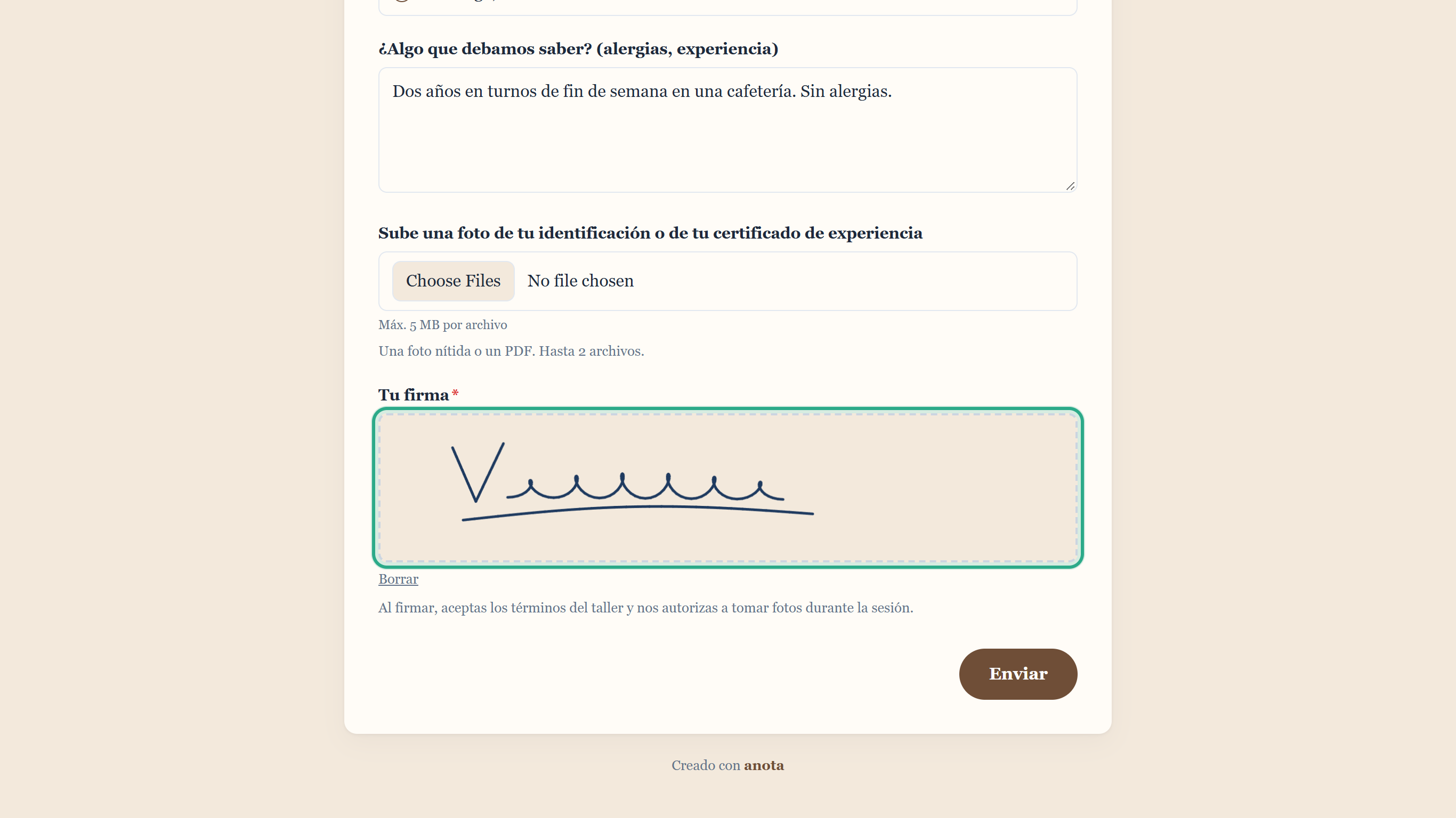 El recuadro Tu firma, resaltado, con una firma a mano en tinta azul oscuro