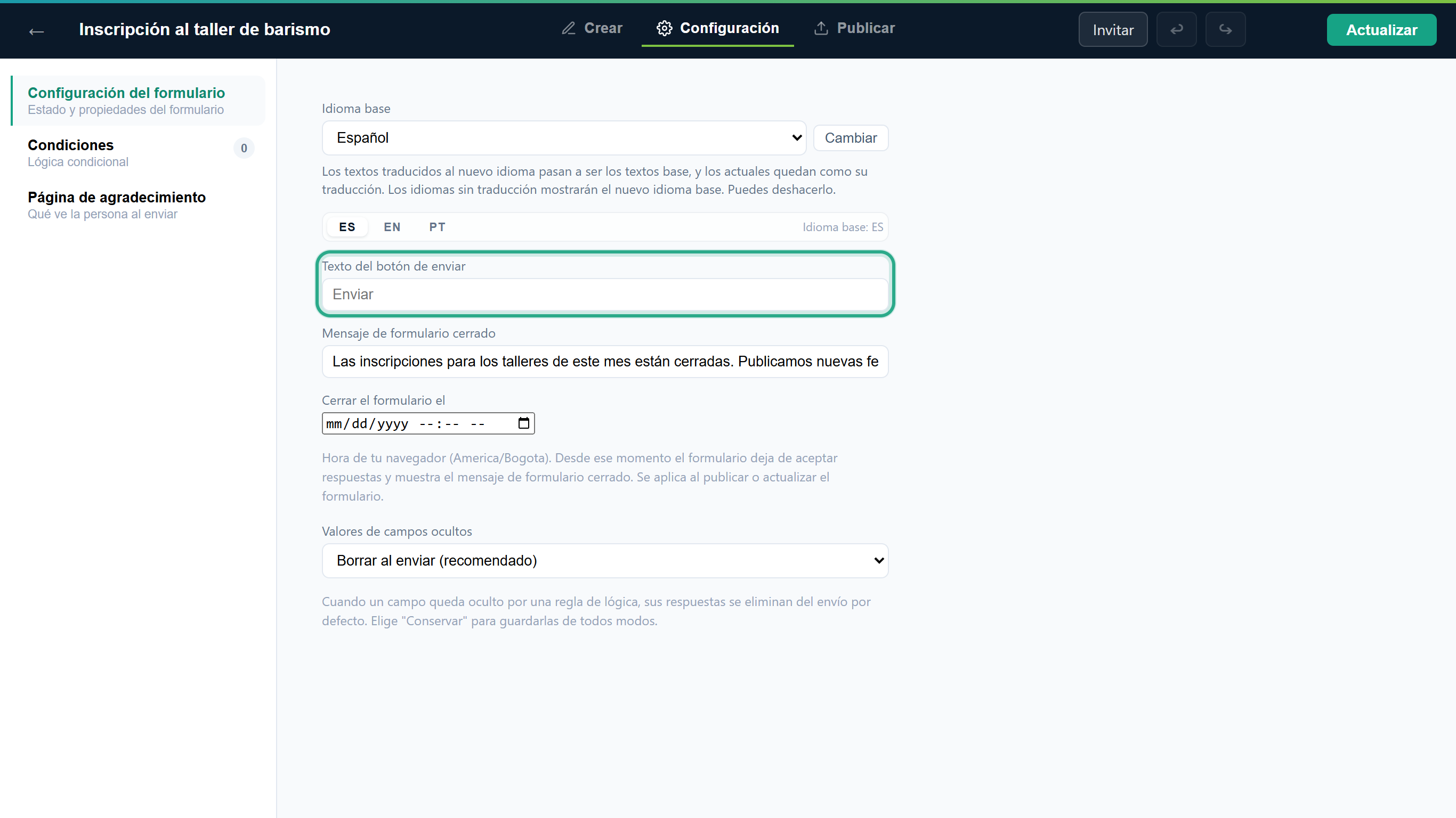 La pestaña Configuración en Configuración del formulario con el campo Texto del botón de enviar resaltado, encima de Mensaje de formulario cerrado, Cerrar el formulario el y Valores de campos ocultos