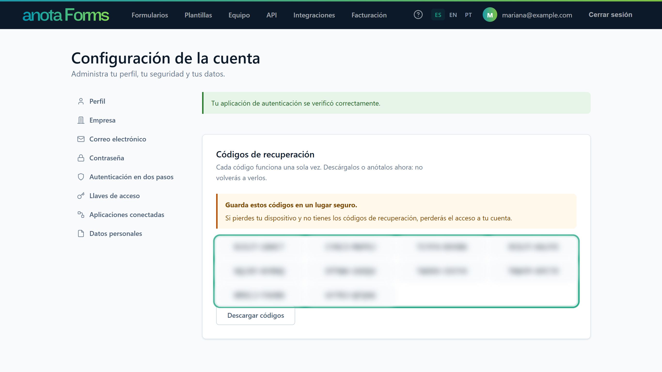 El mensaje Tu aplicación de autenticación se verificó correctamente., la tarjeta Códigos de recuperación con el aviso Guarda estos códigos en un lugar seguro., la cuadrícula de 10 códigos resaltada (difuminada aquí) y el botón Descargar códigos