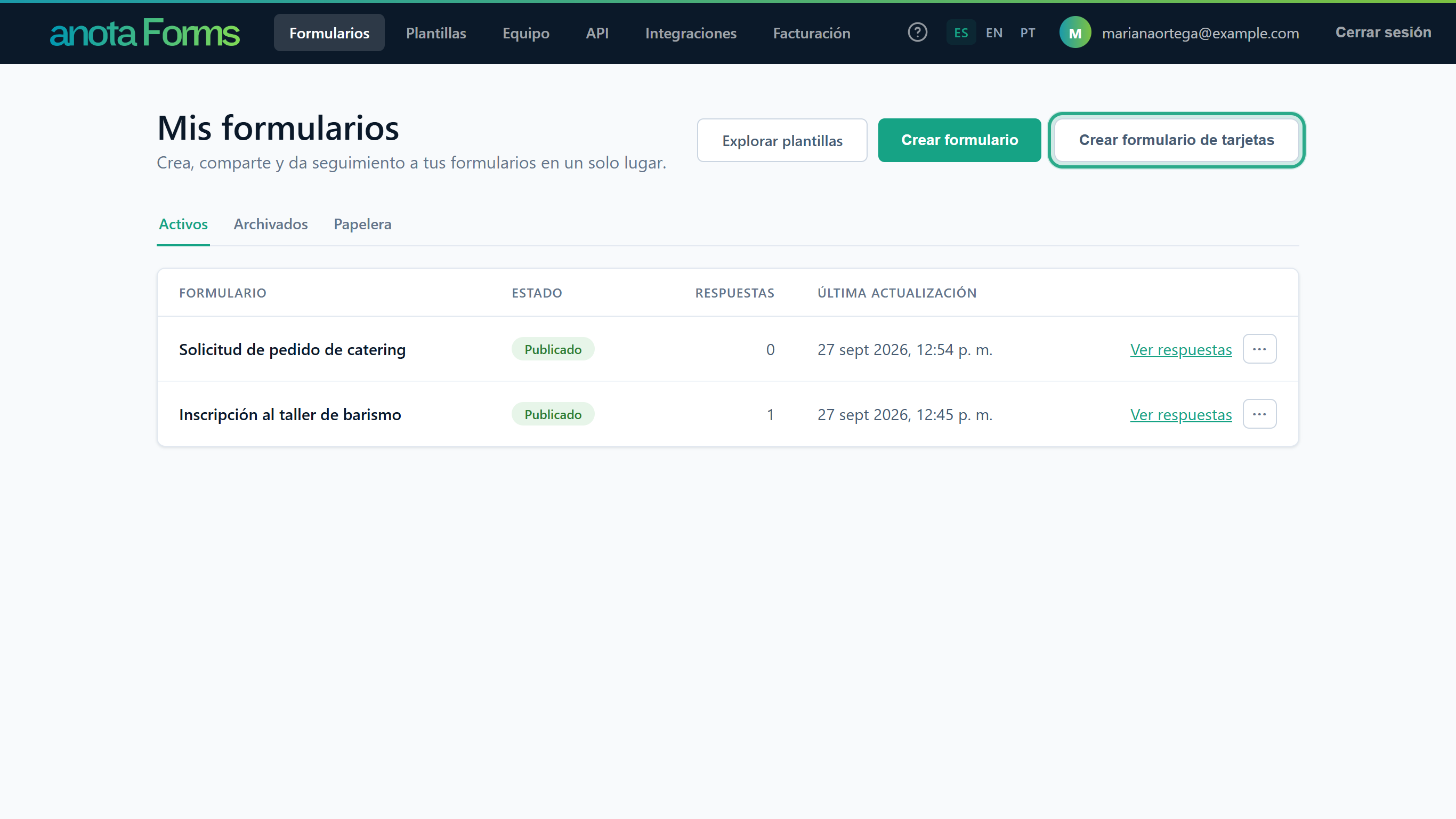 La página Mis formularios con los botones Explorar plantillas, Crear formulario y Crear formulario de tarjetas, con Crear formulario de tarjetas resaltado