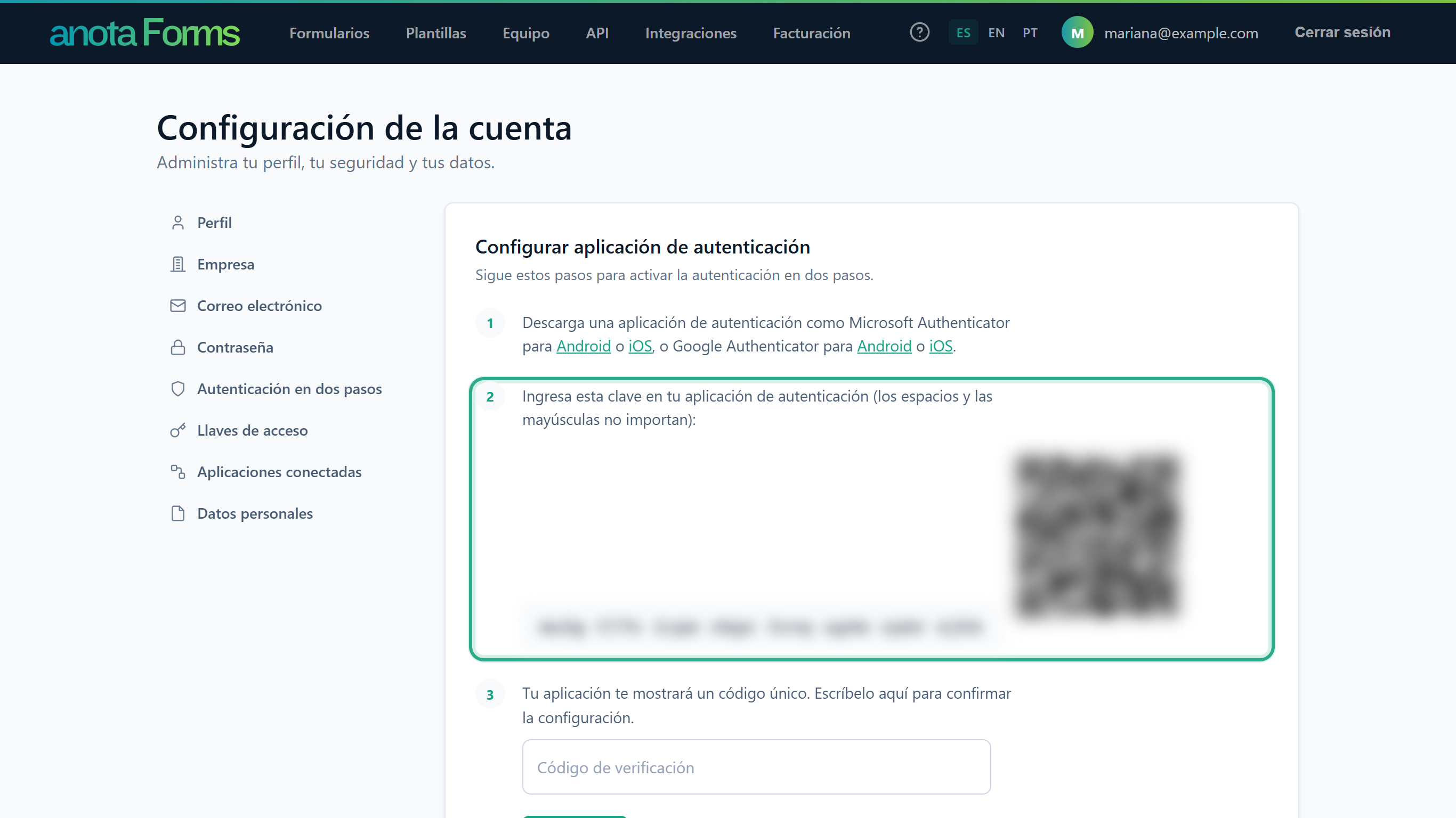 La tarjeta Configurar aplicación de autenticación con el paso 2, Ingresa esta clave en tu aplicación de autenticación, resaltado, y la clave y el código QR difuminados