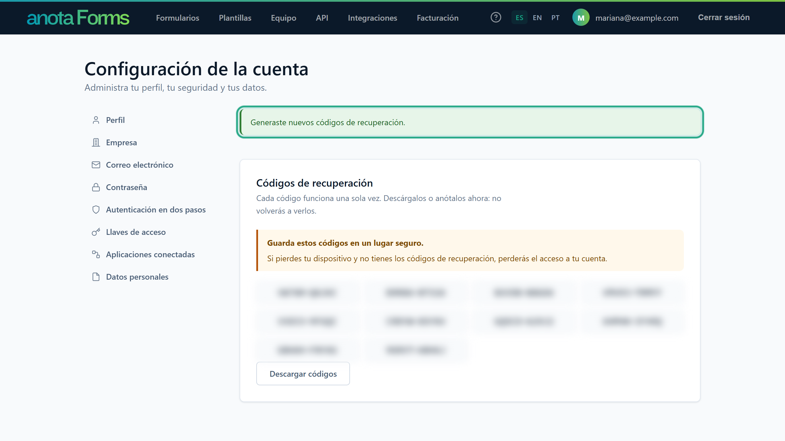 El mensaje Generaste nuevos códigos de recuperación. resaltado, sobre la tarjeta Códigos de recuperación con 10 códigos nuevos (difuminados aquí) y el botón Descargar códigos