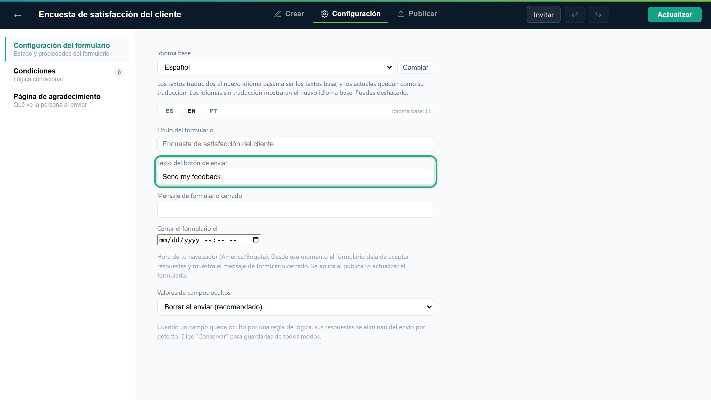 La sección Configuración del formulario en la pestaña EN, debajo de Idioma base, con la casilla Texto del botón de enviar resaltada, con Send my feedback
