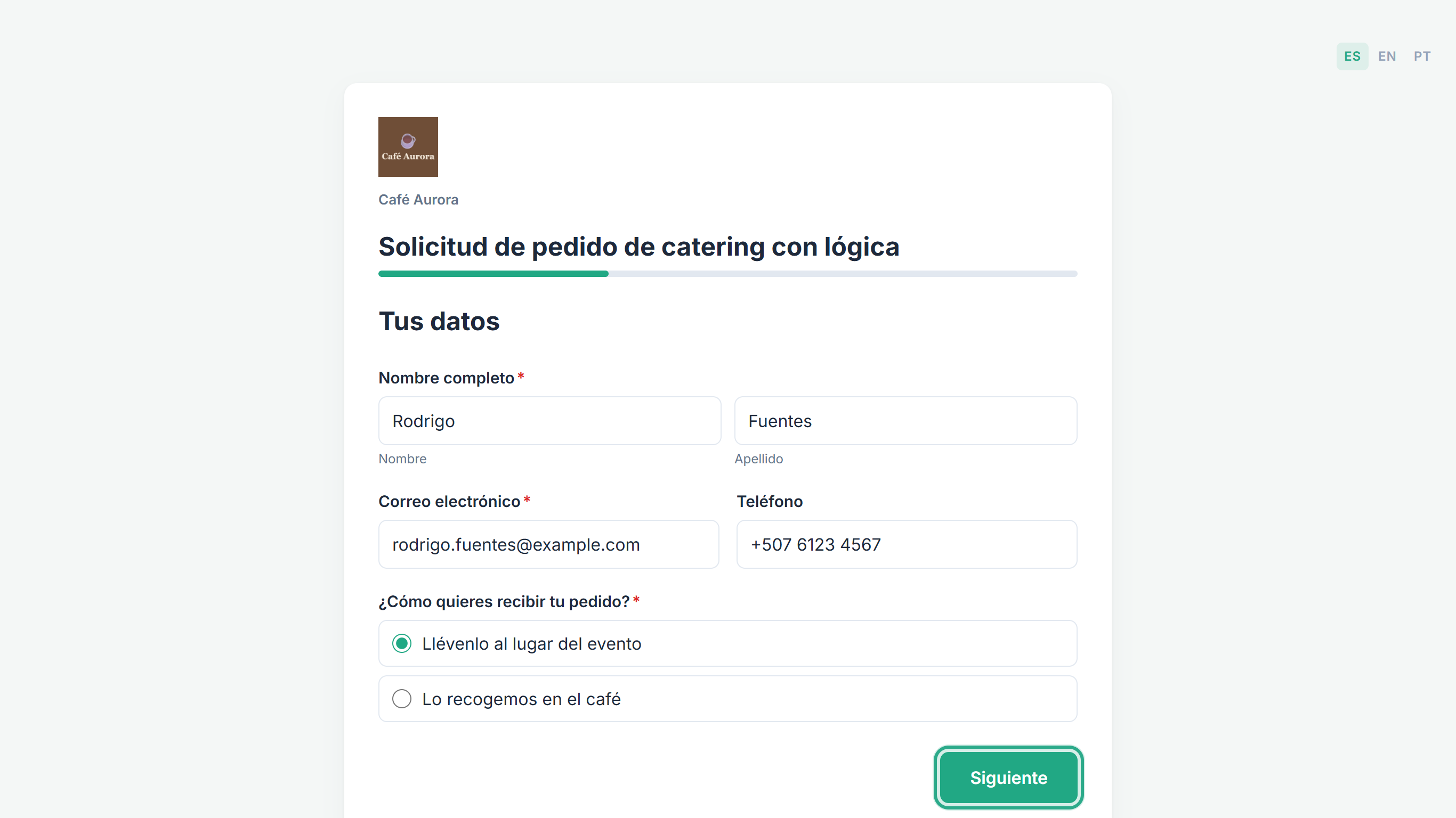 La primera página del formulario público, Tus datos, llenada por Rodrigo Fuentes con Llévenlo al lugar del evento seleccionado, y el botón Siguiente resaltado